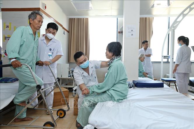 Bệnh nhân điều trị tại Khoa Vật lí trị liệu và phục hồi chức năng (bệnh viện Lão khoa Trung ương). Ảnh: Minh Quyết – TTXVN
