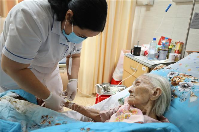 Công tác chăm sóc toàn diện người bệnh từng bước được triển khai, đem lại hiệu quả cao trong chăm sóc, điều trị cho bệnh nhân. Ảnh: Minh Quyết – TTXVN