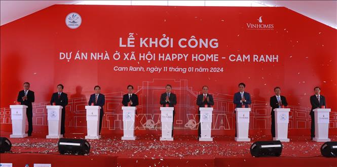 Các đại biểu ấn nút khởi công dự án. Ảnh: Phan Sáu - TTXVN