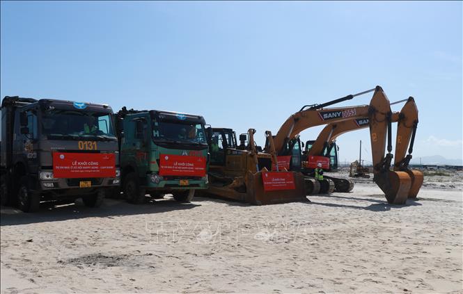 Máy móc chuẩn bị sẵn sàng tại lễ khởi công dự án. Ảnh: Phan Sáu - TTXVN