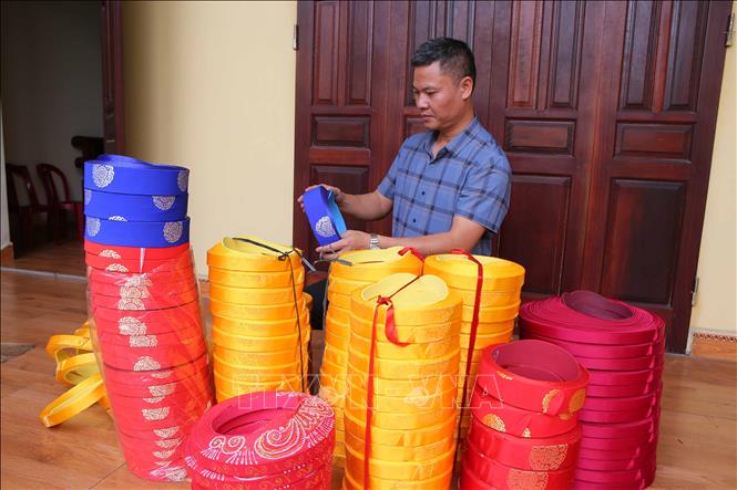 Thời điểm này, làng nghề khăn xếp Giáp Nhất tất bật sản xuất hàng phục vụ nhu cầu thị trường trong lễ cưới hỏi và các lễ hội đầu năm. Ảnh: Công Luật-TTXVN