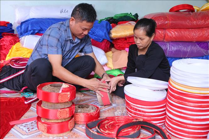 Công đoạn tạo khuôn làm khăn xếp của các nghệ nhân làng Giáp Nhất. Ảnh: Công Luật-TTXVN