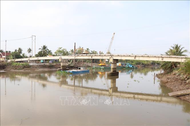 Thi công xây dựng cống Cái Hàn, xã Hưng Khánh Trung B, huyện Chợ Lách, tỉnh Bến Tre. Ảnh: Công Trí - TTXVN