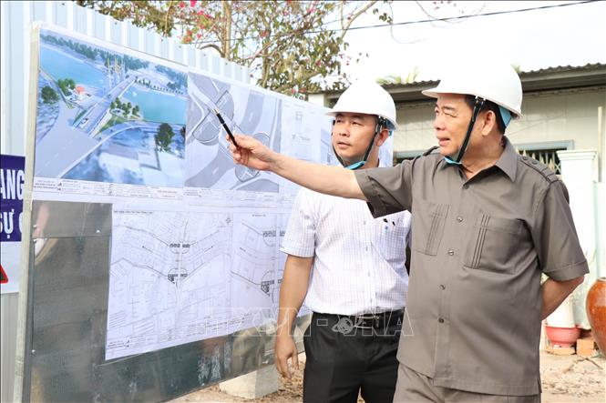 Chủ tịch UBND tỉnh Bến Tre Trần Ngọc Tam kiểm tra tiến độ thi công cống Cái Hàn, xã Hưng Khánh Trung B, huyện Chợ Lách, tỉnh Bến Tre. Ảnh: Công Trí - TTXVN