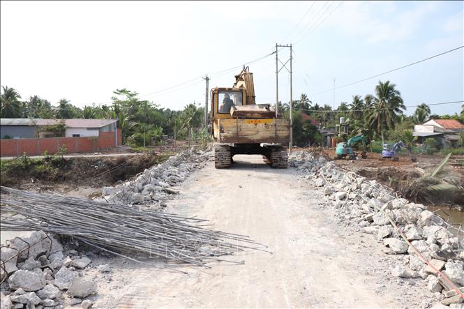 Thi công xây dựng cống Cái Hàn, xã Hưng Khánh Trung B, huyện Chợ Lách, tỉnh Bến Tre. Ảnh: Công Trí - TTXVN
