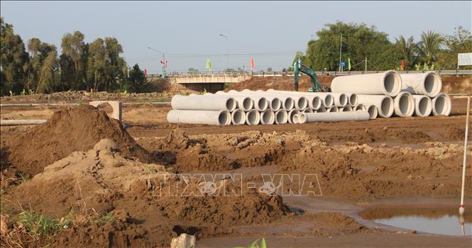 Thi công Khu tái định cư Bảy Ngàn (huyện Châu Thành A). Ảnh: Nguyễn Hằng - TTXVN 