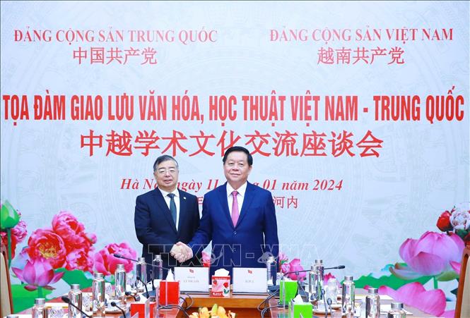 The forum is chaired by Secretary of the Communist Party of Vietnam Central Committee and head of its Commission for Communication and Education Nguyen Trong Nghia, and Politburo member, Secretary of the Communist Party of China (CPC) Central Committee’s Secretariat and head of the Publicity Department of the CPC Central Committee Li Shulei. VNA Photo: Phương Hoa