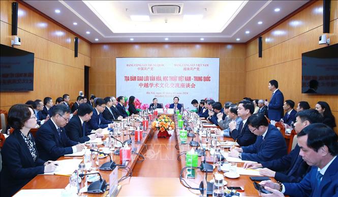 The forum is chaired by Secretary of the Communist Party of Vietnam Central Committee and head of its Commission for Communication and Education Nguyen Trong Nghia, and Politburo member, Secretary of the Communist Party of China (CPC) Central Committee’s Secretariat and head of the Publicity Department of the CPC Central Committee Li Shulei. VNA Photo: Phương Hoa
