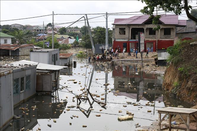 Ngập lụt ở ngoại ô Kinshasa, CHDC Congo ngày 10/1/2024. Ảnh: THX/TTXVN