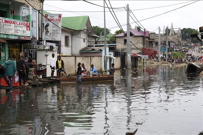 Ngập lụt ở ngoại ô Kinshasa, CHDC Congo ngày 10/1/2024. Ảnh: THX/TTXVN
