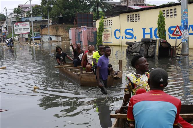 Ngập lụt ở ngoại ô Kinshasa, CHDC Congo ngày 10/1/2024. Ảnh: THX/TTXVN
