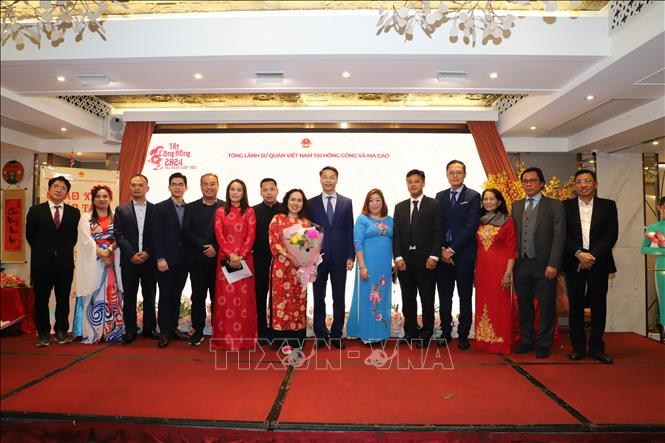 Tổng lãnh sự Phạm Bình Đàm (đứng thứ 7 tính từ bên phải) chụp ảnh cùng Ban chấp hành Hiệp hội người Việt Nam tại Hong Kong. Ảnh: Xuân Vịnh pv TTXVN tại Hong Kong 