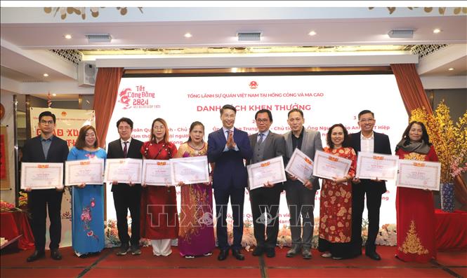 Tổng lãnh sự Phạm Bình Đàm trao Giấy khen cho các cá nhân tại Hong Kong và Macau có thành tích xuất sắc trong công tác cộng đồng Ảnh: Xuân Vịnh - Phóng viên TTXVN tại Hồng Kông