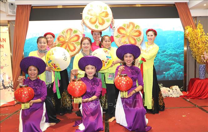 Nhóm múa của Hiệp hội người Việt Nam ở nước ngoài tại Macau biểu diễn tiết mục “Múa dân ca quê hương 3 miền” tại Tết Cộng đồng ở Hong Kong  Ảnh: Xuân Vịnh - Phóng viên TTXVN tại Hồng Kông