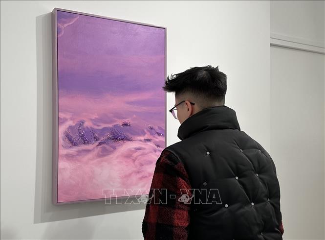 Khách tham quan các tác phẩm trong bộ sưu tập 