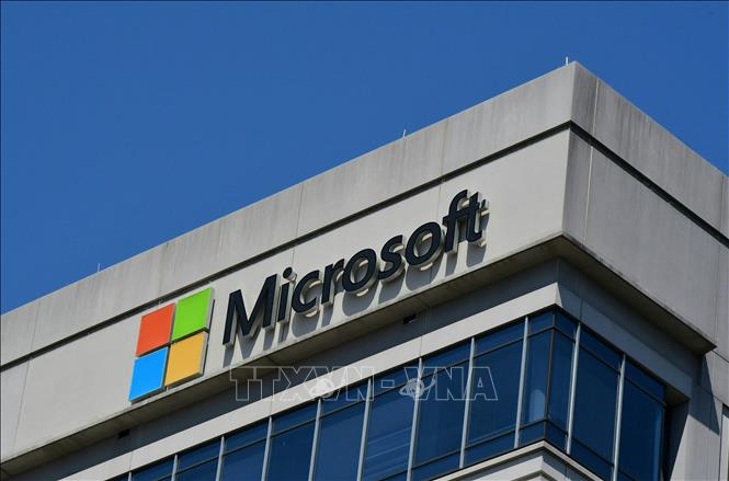 Biểu tượng Microsoft tại tòa nhà văn phòng ở Chevy Chase, Maryland, Mỹ. Ảnh: AFP/TTXVN
