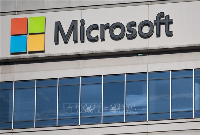 Biểu tượng Microsoft tại tòa nhà văn phòng ở Chevy Chase, Maryland, Mỹ. Ảnh: AFP/TTXVN