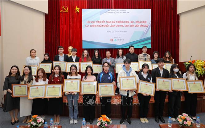 Tặng giấy khen của Hiệu trưởng cho sinh viên đạt giải Cuộc thi 