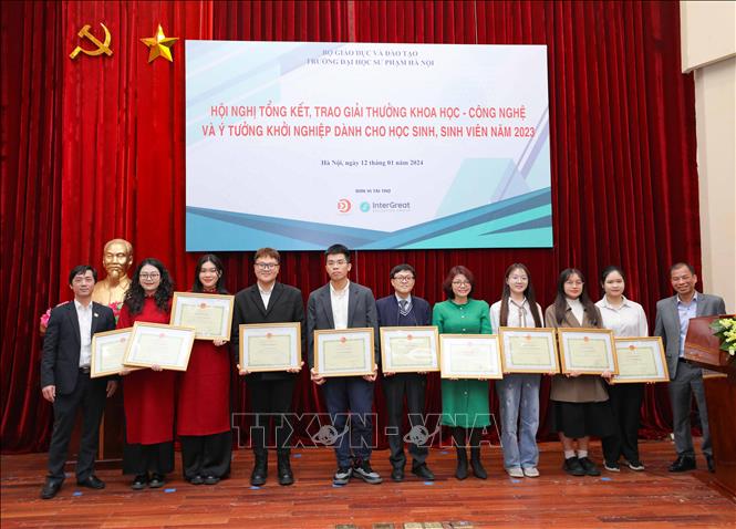 Tặng giấy khen của Hiệu trưởng Trường Đại học Sư phạm Hà Nội cho sinh viên, giáo viên hướng dẫn có đề tài đạt giải Nhì, Giải thưởng Khoa học và công nghệ dành cho sinh viên trong các cơ sở giáo dục đại học năm 2023. Ảnh: Thanh Tùng - TTXVN