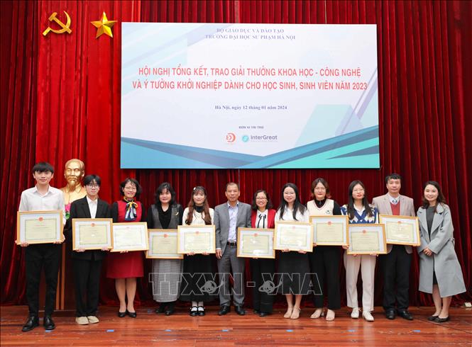 Tặng giấy khen của Hiệu trưởng Trường Đại học Sư phạm Hà Nội cho sinh viên, giáo viên hướng dẫn có đề tài đạt giải Ba, Giải thưởng Khoa học và công nghệ dành cho sinh viên trong các cơ sở giáo dục đại học năm 2023. Ảnh: Thanh Tùng - TTXVN