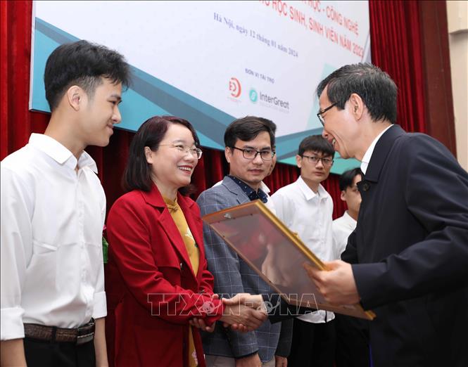 GS.TS Nguyễn Văn Minh, Hiệu trưởng Trường Đại học Sư phạm Hà Nội tặng giấy khen cho sinh viên, giáo viên hướng dẫn có đề tài đạt giải Nhất, Giải thưởng Khoa học và công nghệ dành cho sinh viên trong các cơ sở giáo dục đại học năm 2023. Ảnh: Thanh Tùng - TTXVN
