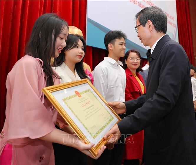 GS.TS Nguyễn Văn Minh, Hiệu trưởng Trường Đại học Sư phạm Hà Nội tặng giấy khen cho sinh viên, giáo viên hướng dẫn có đề tài đạt giải Nhất, Giải thưởng Khoa học và công nghệ dành cho sinh viên trong các cơ sở giáo dục đại học năm 2023. Ảnh: Thanh Tùng - TTXVN