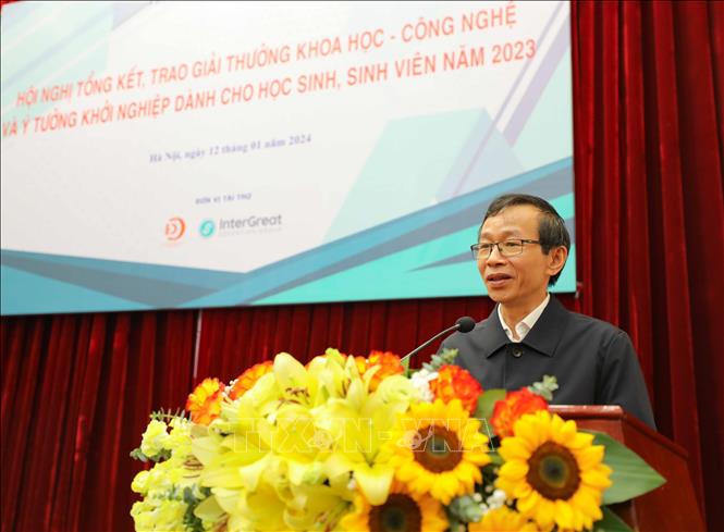 GS.TS Nguyễn Văn Minh, Hiệu trưởng Trường Đại học Sư phạm Hà Nội ghi nhận nỗ lực và thành tích nghiên cứu khoa học, chúc mừng các học sinh, sinh viên và giảng viên hướng dẫn được khen thưởng. Ảnh: Thanh Tùng - TTXVN