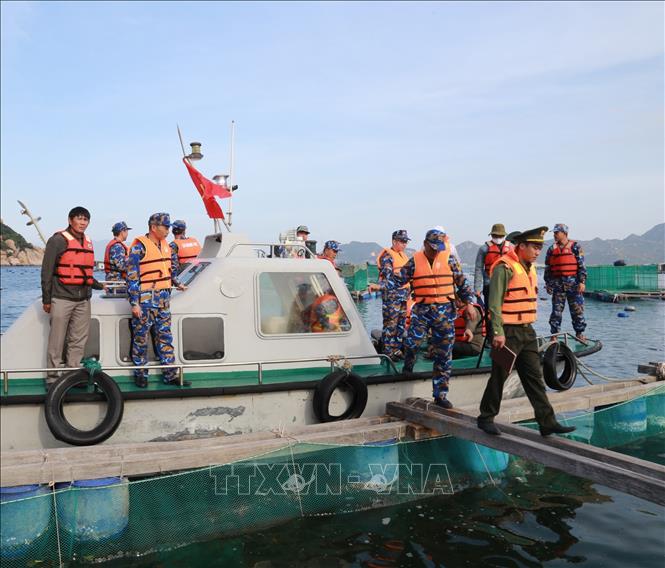Đoàn công tác tiến hành tuần tra, kiểm soát khu vực nuôi trồng hải sản trong vịnh Cam Ranh. Ảnh: TTXVN phát