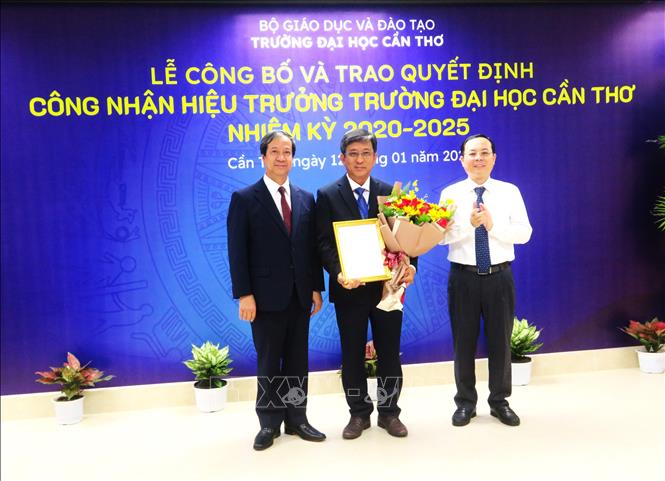 Bộ trưởng Bộ Giáo dục và Đào tạo Nguyễn Kim Sơn, Bí thư Thành ủy Cần Thơ Nguyễn Văn Hiếu trao Quyết định công nhận Hiệu trưởng Trường Đại học Cần Thơ cho PGS.TS Trần Trung Tính. Ảnh: Ánh Tuyết - TTXVN