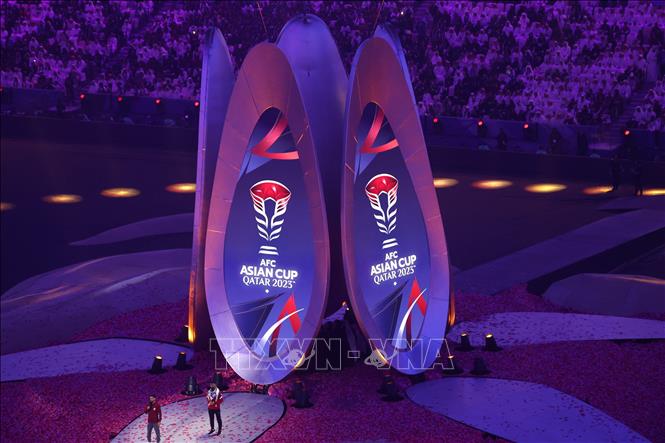 Giữa sân khấu có bốn màn hình lớn được thiết kế giống sân Lusail thu nhỏ. Ảnh: AFP/TTXVN