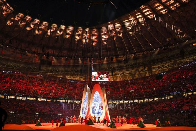 Tiết mục biểu diễn nghệ thuật đặc sắc tại lễ khai mạc Asian Cup 2023. Ảnh: THX/TTXVN