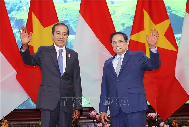 PM Pham Minh Chinh meets with Indonesian President Joko Widodo. VNA Photo: Dương Giang