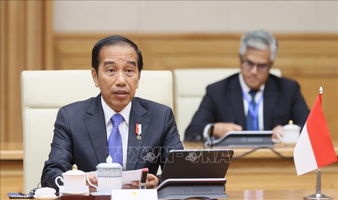 Indonesian President Joko Widodo speaks at the meeting with PM Pham Minh Chinh. VNA Photo: Dương Giang