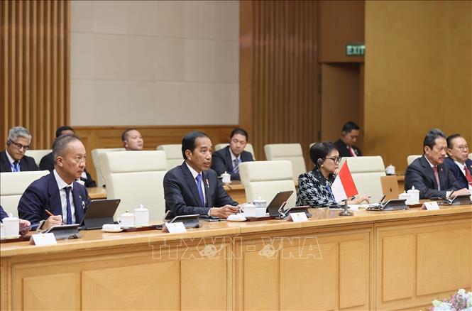 Indonesian President Joko Widodo speaks at the meeting with PM Pham Minh Chinh. VNA Photo: Dương Giang