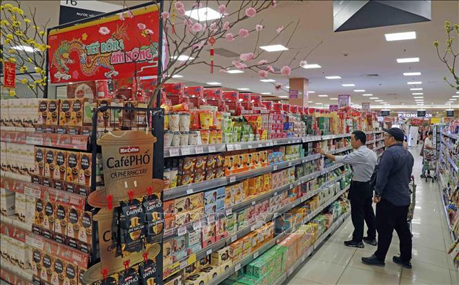 Khách hàng lựa chọn hàng tại Siêu thị AEON Long Biên. Ảnh: Trần Việt - TTXVN