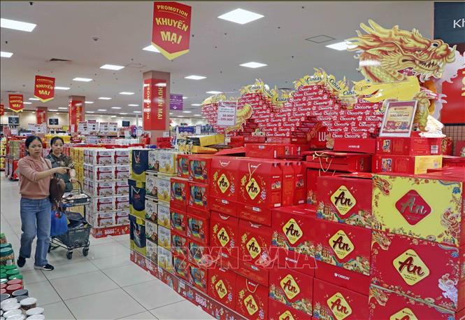 Hàng phục vụ Tết Nguyên đán tại Siêu thị AEON Long Biên. Ảnh: Trần Việt - TTXVN