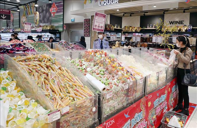 Khách hàng lựa chọn hàng tại Siêu thị AEON Long Biên. Ảnh: Trần Việt - TTXVN