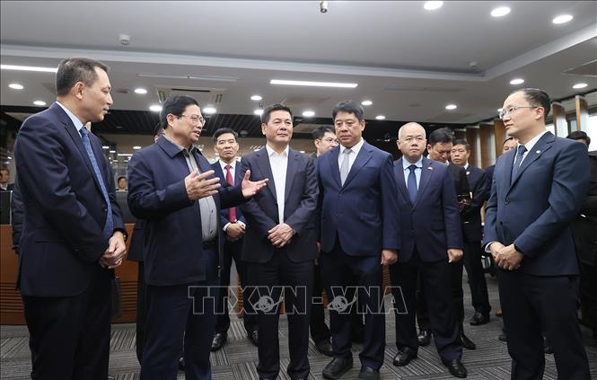 Thủ tướng Phạm Minh Chính kiểm tra hoạt động tại Trung tâm điều độ hệ thống điện quốc gia. Ảnh: Dương Giang-TTXVN

