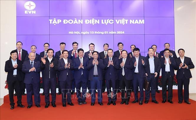 Thủ tướng Phạm Minh Chính với lãnh đạo Tập đoàn Điện lực Việt Nam (EVN). Ảnh: Dương Giang-TTXVN
