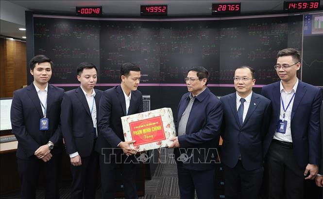 Thủ tướng Phạm Minh Chính tặng quà cho Trung tâm điều độ hệ thống điện quốc gia. Ảnh: Dương Giang-TTXVN
