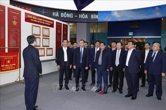 Thủ tướng Phạm Minh Chính tham quan phòng truyền thống của ngành Điện. Ảnh: Dương Giang-TTXVN
