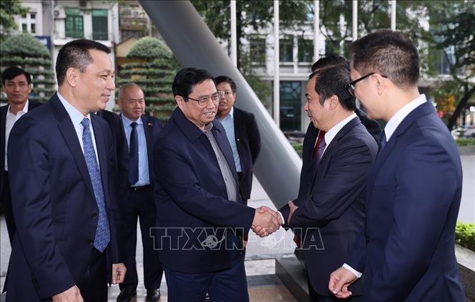 Thủ tướng Phạm Minh Chính với lãnh đạo Tập đoàn Điện lực Việt Nam (EVN). Ảnh: Dương Giang-TTXVN
