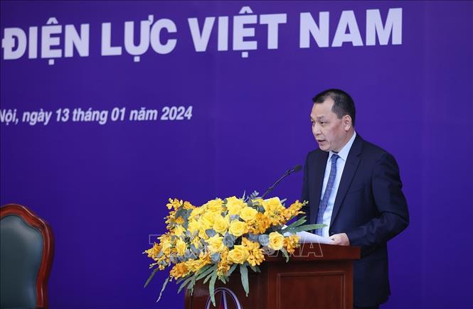 Chủ tịch HĐTV Tập đoàn Điện lực Việt Nam Đặng Hoàng An báo cáo tình hình sản xuất kinh doanh năm 2023 và kế hoạch cung ứng điện năm 2024. Ảnh: Dương Giang-TTXVN
