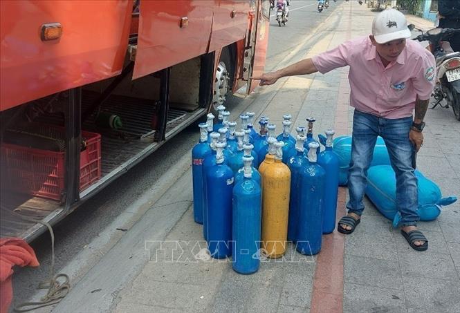 Lực lượng chức năng tỉnh Bình Dương phát hiện xe khách chở 35 bình khí bóng cười. Ảnh: TTXVN phát