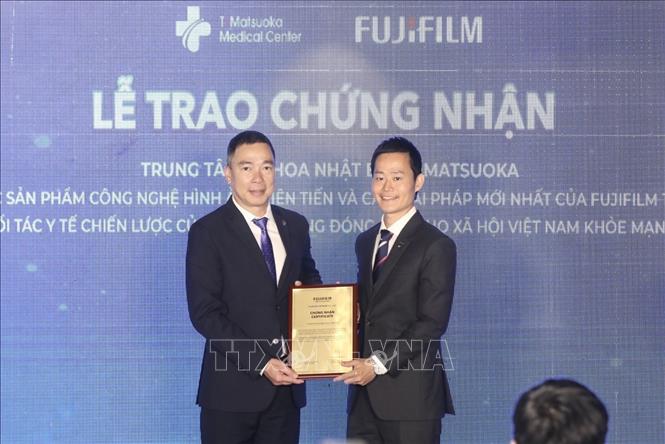 Ông Mamoru Morota, Tổng Giám đốc Fujifilm Việt Nam trao chứng nhận T-Matsuoka là Trung tâm y khoa đạt tiêu chuẩn đồng bộ các giải pháp chẩn đoán hình ảnh ứng dụng công nghệ mới nhất của Fujifilm tại Việt Nam. Ảnh: Minh Quyết - TTXVN