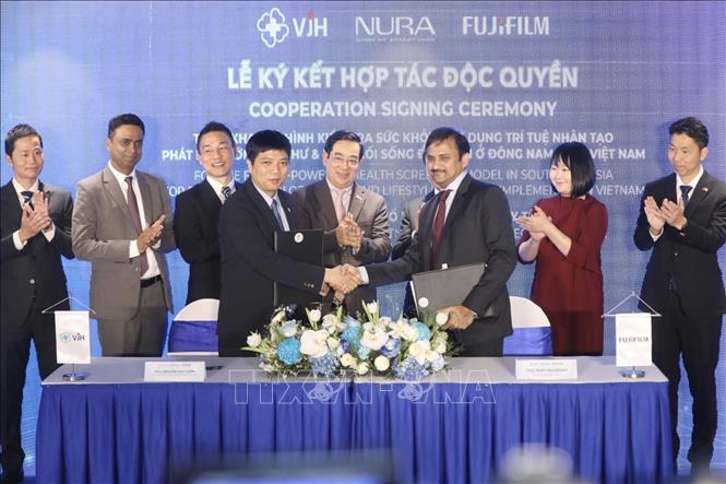 Lễ ký kết hợp tác giữa Công ty Cổ phần công nghệ y tế Việt Nhật và Fujifilm DKH LLP. Ảnh: Minh Quyết - TTXVN
