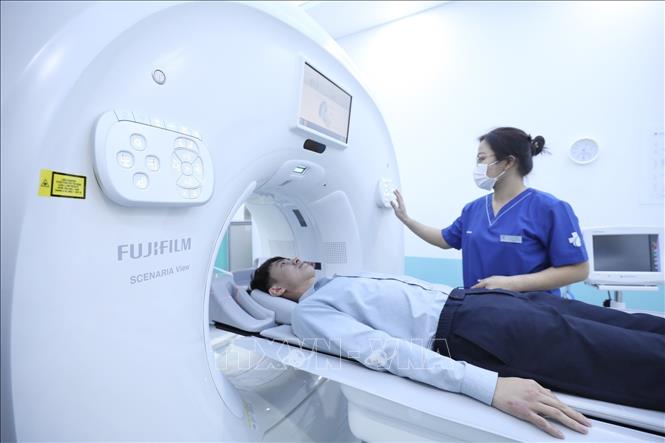 Với công nghệ chẩn đoán hình ảnh tích hợp AI thông minh và sự hỗ trợ của các chuyên gia chẩn đoán hình ảnh trực tuyến theo thời gian thực (real-time) từ xa, việc kiểm tra sức khỏe được thực hiện một cách thuận tiện và nhanh chóng. Ảnh: Minh Quyết - TTXVN