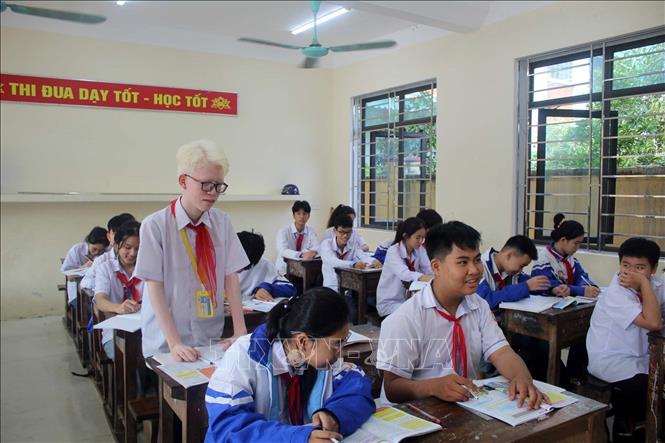 Học sinh khuyết tật của trường THCS Đông Minh, huyện Đông Sơn, Thanh Hóa trong giờ học. Ảnh: Nguyễn Nam-TTXVN