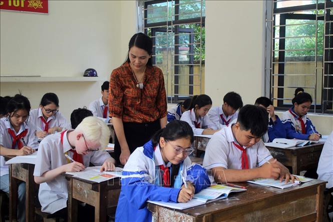 Học sinh khuyết tật của trường THCS Đông Minh, huyện Đông Sơn, Thanh Hóa trong giờ học. Ảnh: Nguyễn Nam-TTXVN