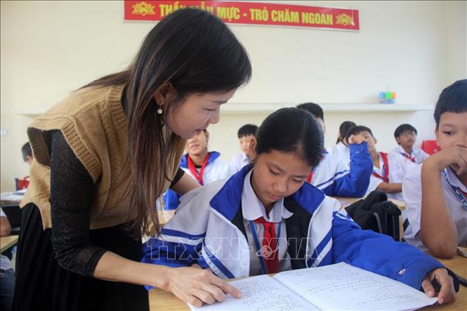 Việc sớm cấp kinh phí hỗ trợ, động viên các giáo viên trực tiếp đứng lớp là chính sách cần thiết để động viên các thầy cô tiếp tục nỗ lực, khắc phục khó khăn để hỗ trợ các em trong học tập. Ảnh: Nguyễn Nam-TTXVN